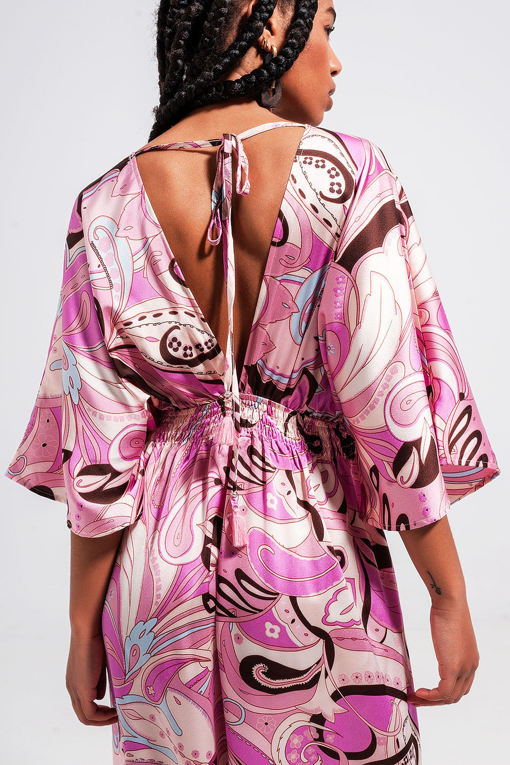 Vestido midi cor de rosa com detalhes de alisamento na cintura e lacagem nas costas