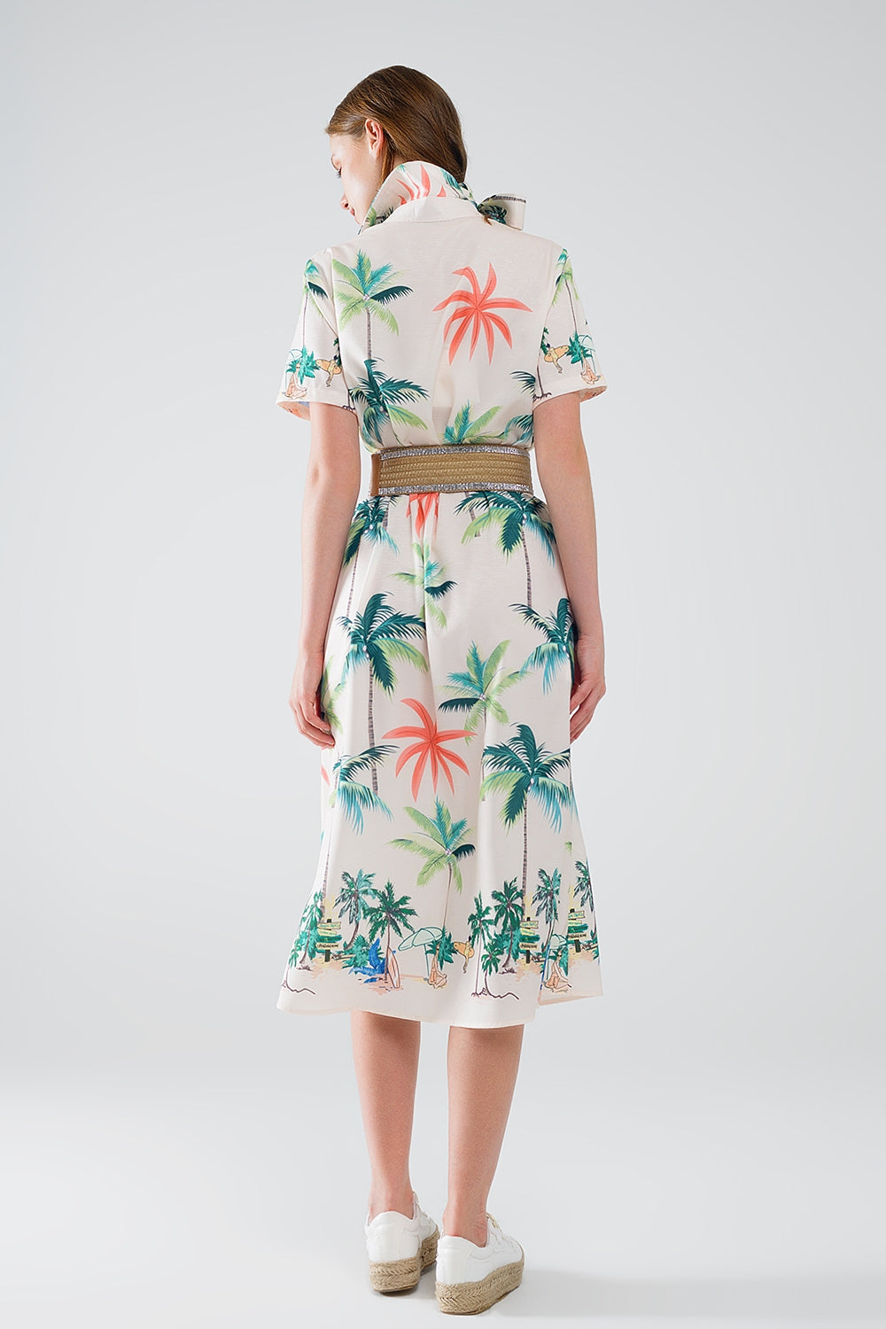 Vestido midi creme com estampado de praia e gola polo