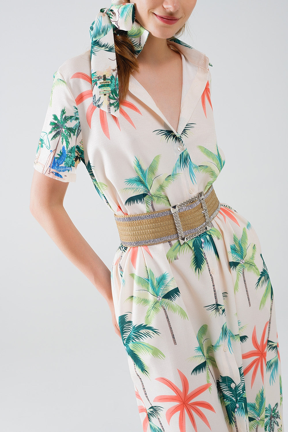 Vestido midi creme com estampado de praia e gola polo