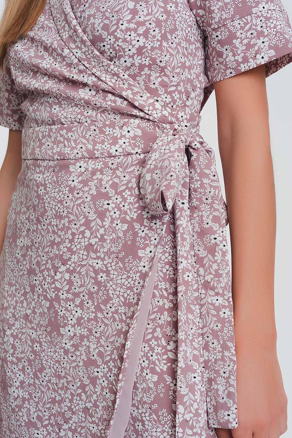 vestido midi cruzado com estampa floral rosa