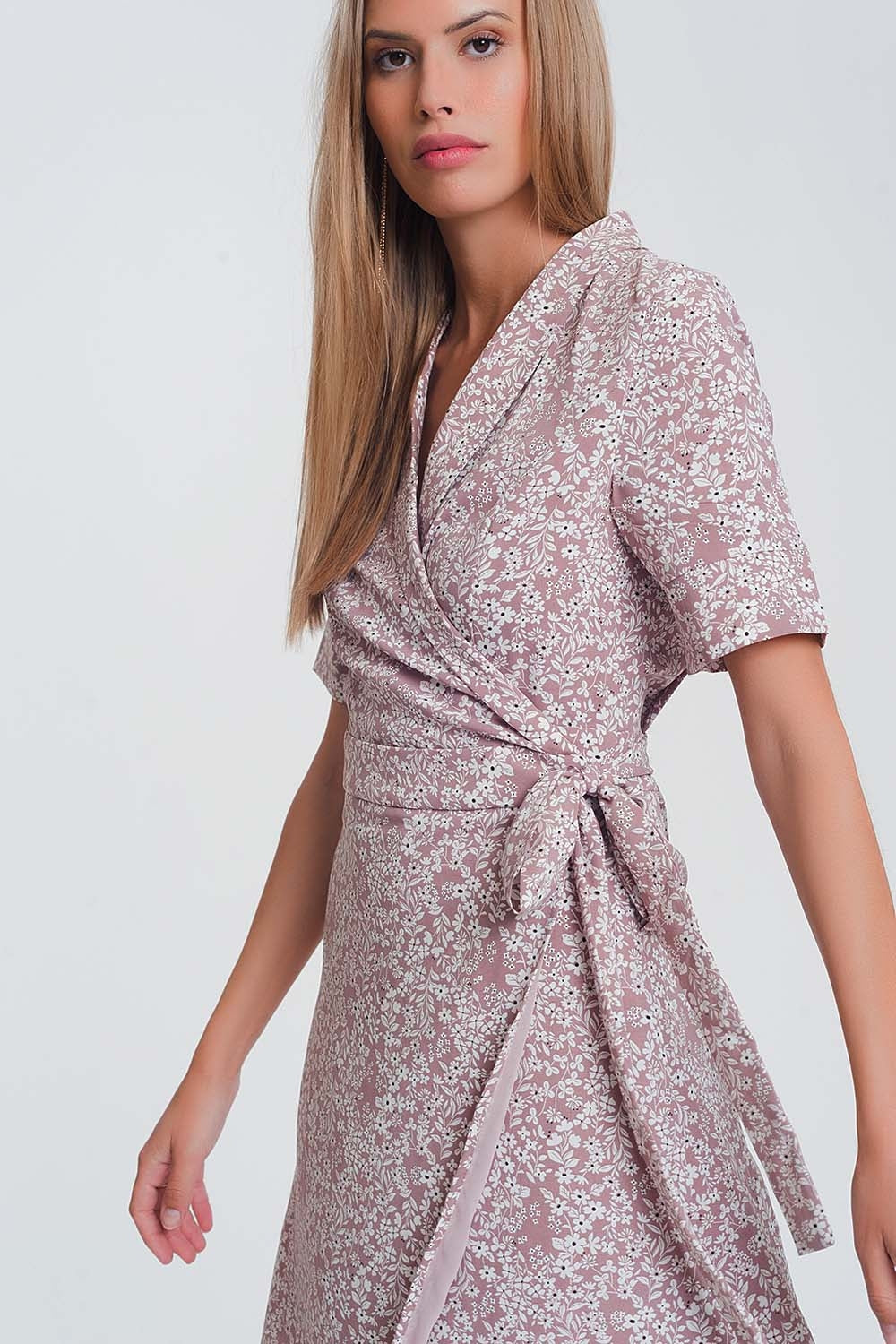 vestido midi cruzado com estampa floral rosa
