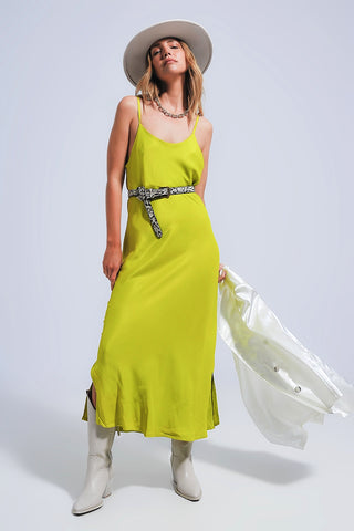 Vestido midi de lingerie verde com alças finas de cetim
