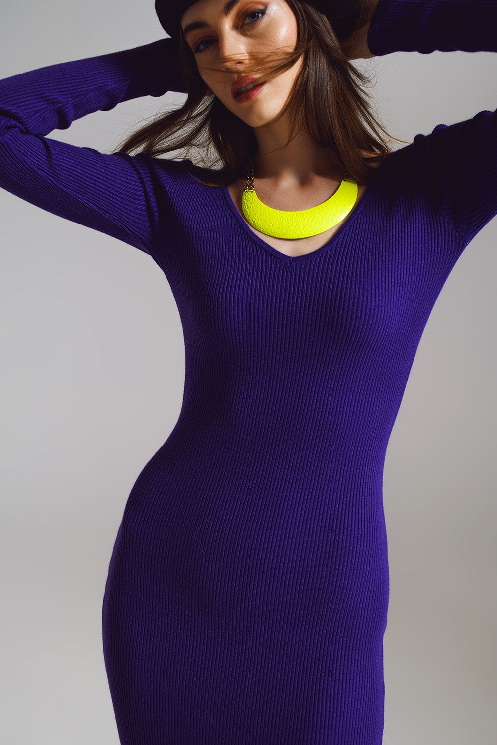 Vestido midi de malha bodycon com decote em V em roxo