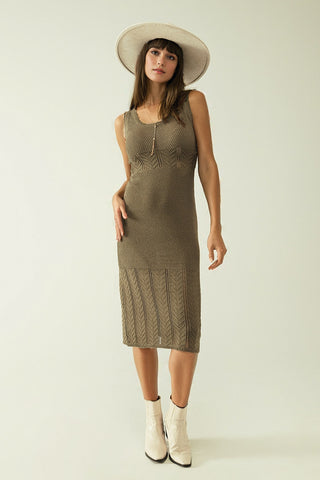 Vestido midi de malha caqui sem mangas com gola redonda