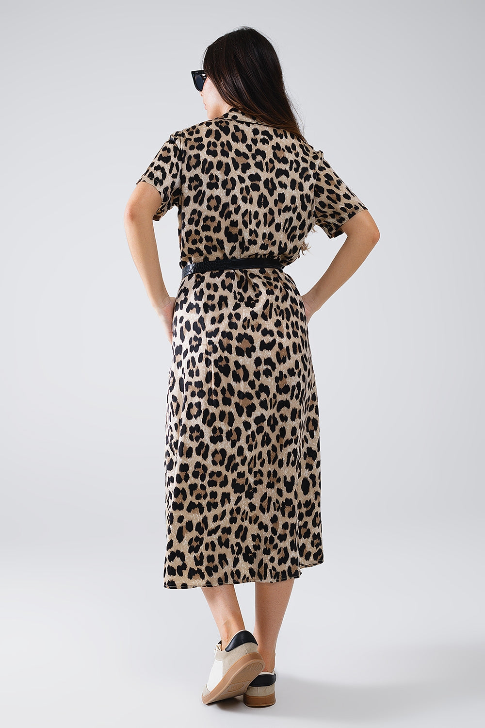 Vestido midi de manga curta com camisa e cinto em estampado leopardo