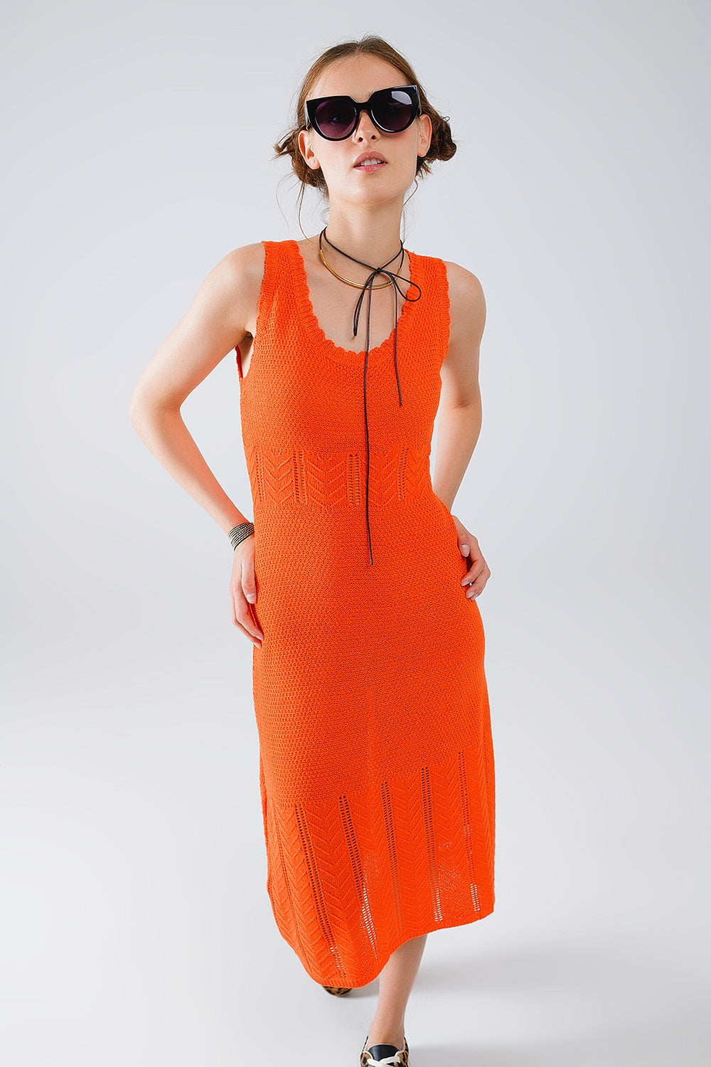 Q2 Vestido midi em malha laranja sem mangas com gola