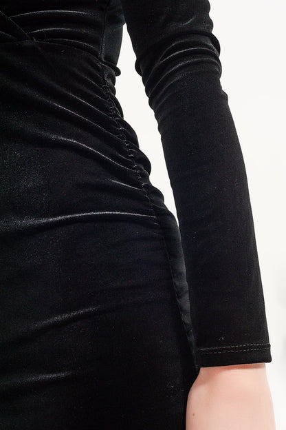 Vestido midi preto com mangas compridas em veludo