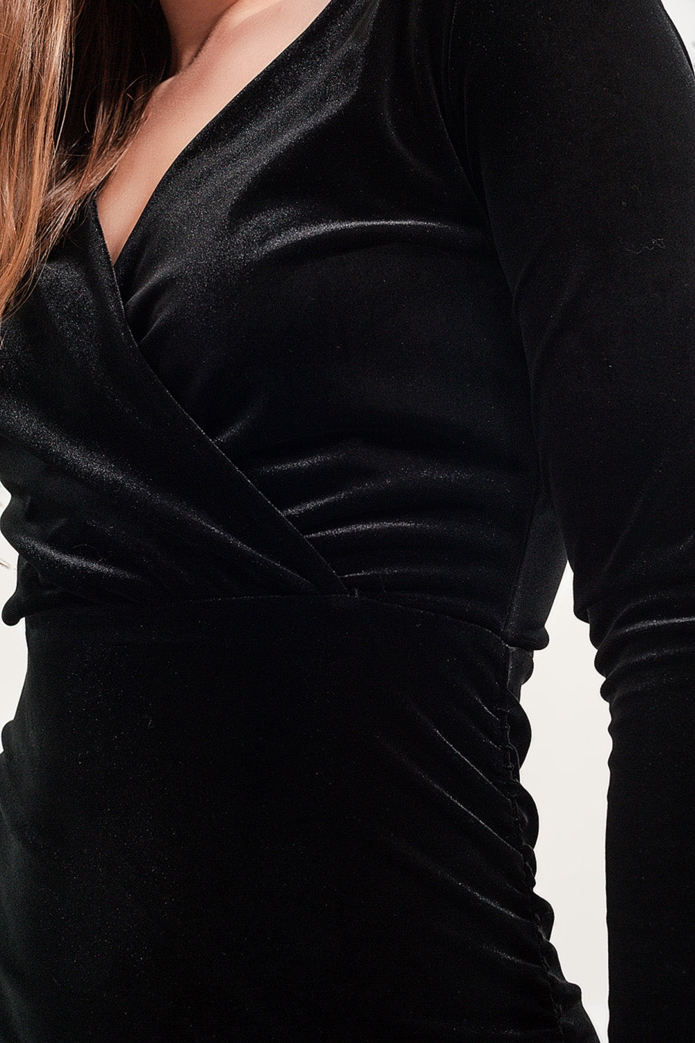 Vestido midi preto com mangas compridas em veludo