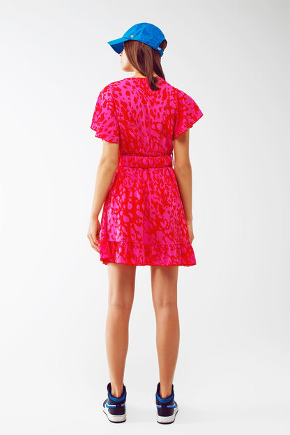 Vestido mini com estampado animal cinto e modelo cruzado em fúcsia