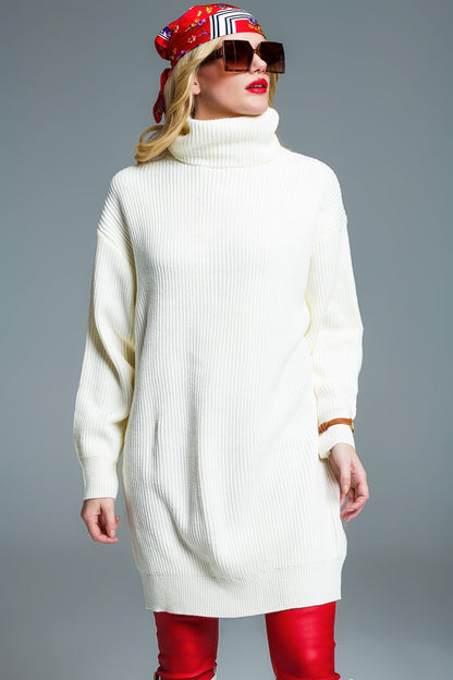 Vestido oversized de malha canelada com gola tartaruga em creme