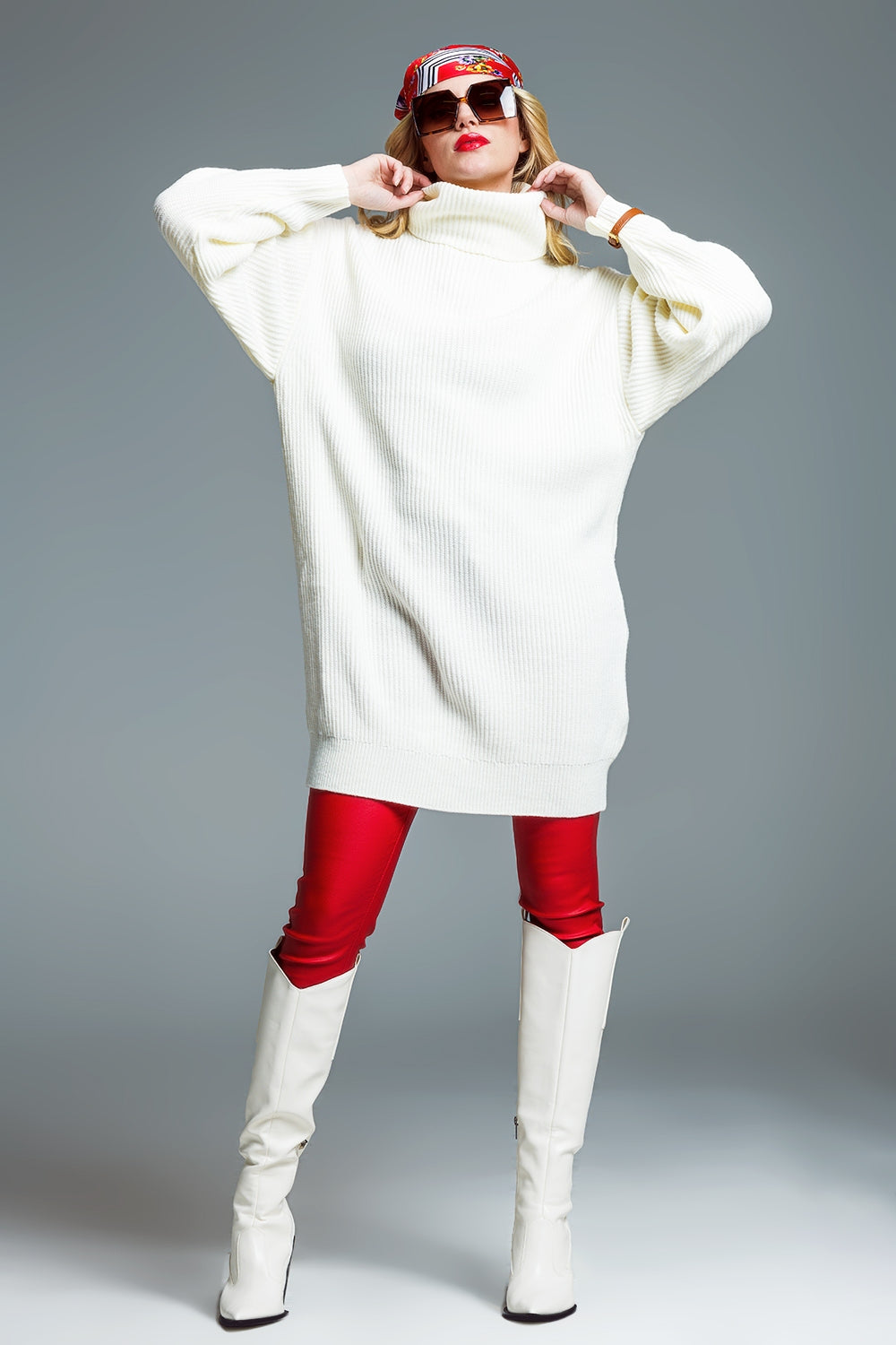 Vestido oversized de malha canelada com gola tartaruga em creme
