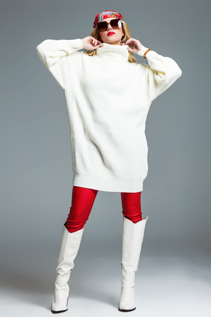 Vestido oversized de malha canelada com gola tartaruga em creme