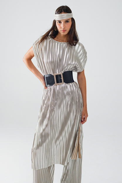 Vestido plissado prateado com cinto e mangas curtas