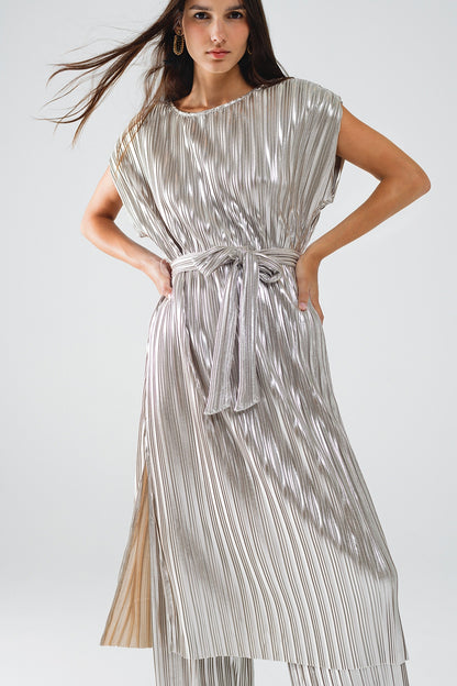 Vestido plissado prateado com cinto e mangas curtas