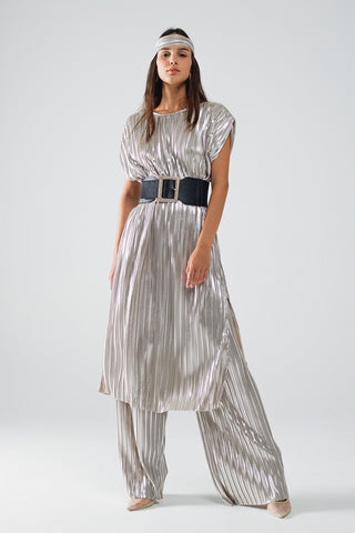 Vestido plissado prateado com cinto e mangas curtas