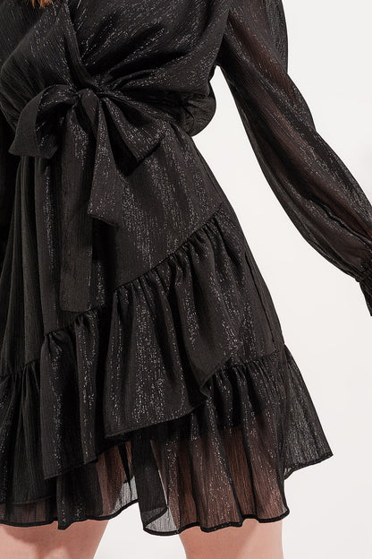 Vestido preto curto com bainha e detalhe cruzado flácido