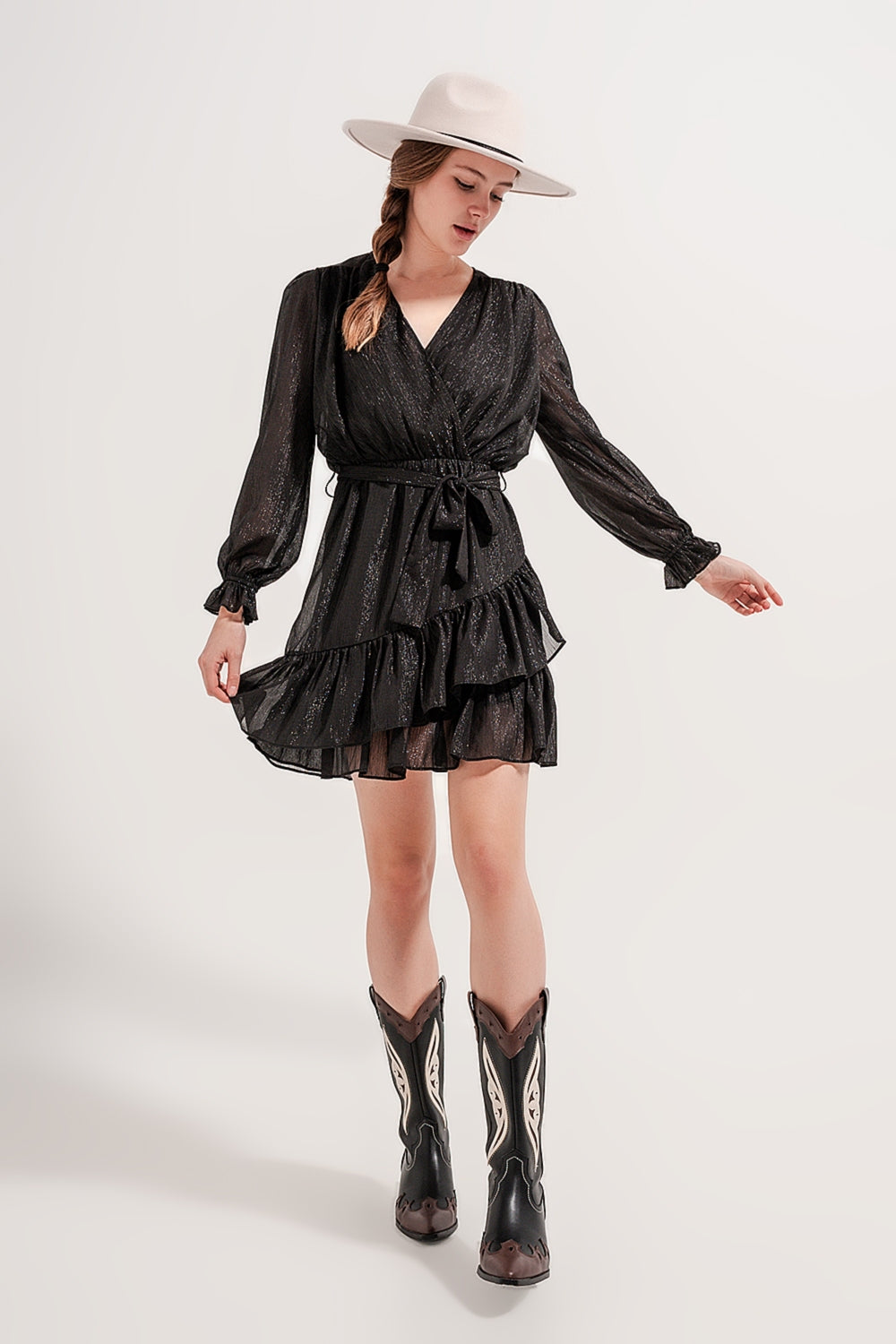 Vestido preto curto com bainha e detalhe cruzado flácido