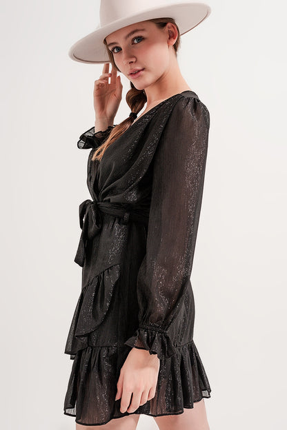 Vestido preto curto com bainha e detalhe cruzado flácido
