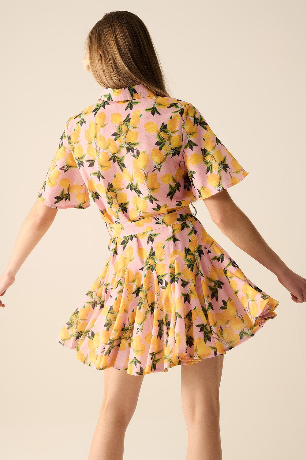 Vestido romântico com cintura e estampa de limão e mangas curtas em rosa