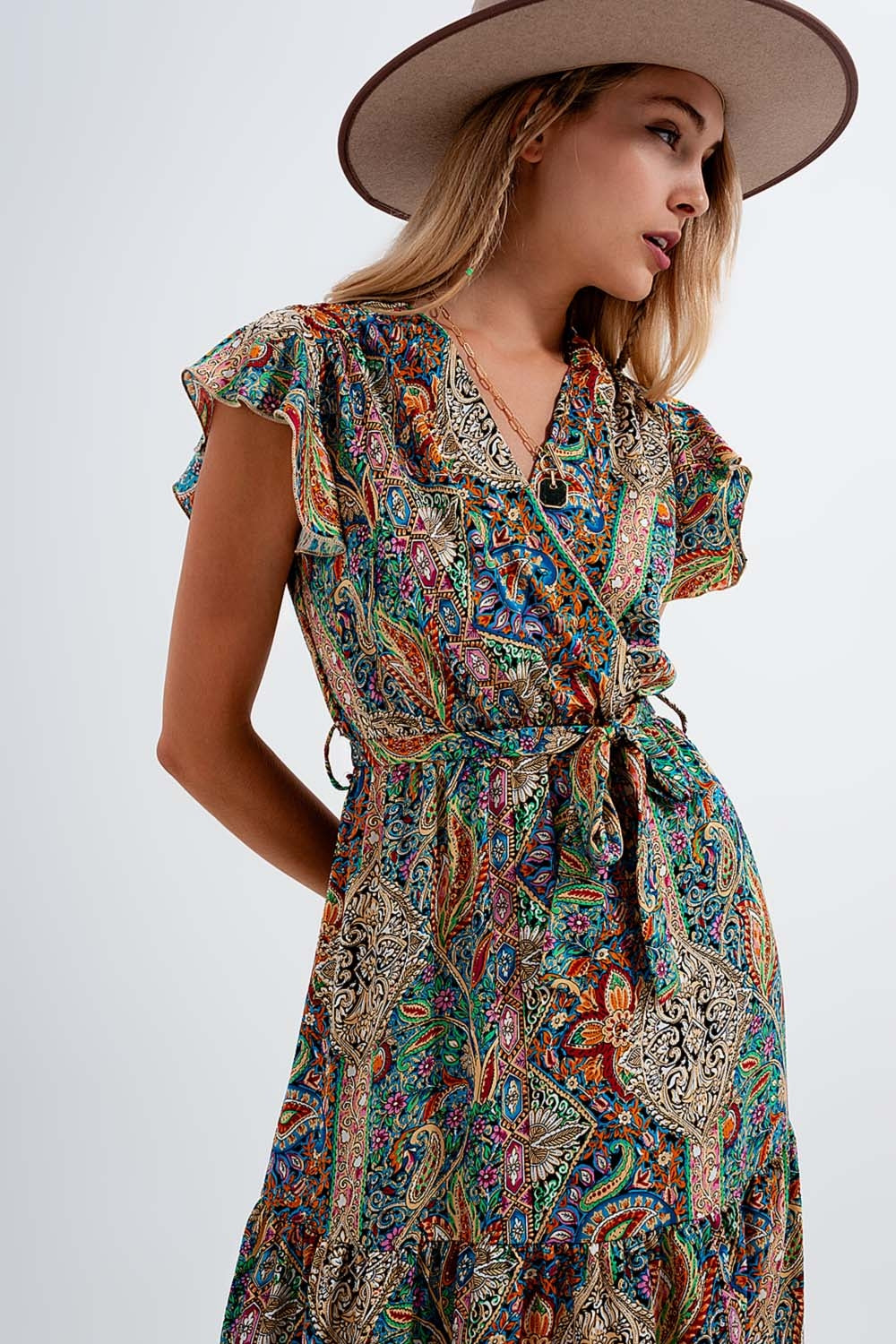 Vestido semi-longo com estampado de paisley e rufos na bainha em verde