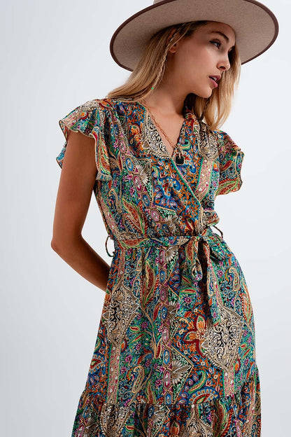 Vestido semi-longo com estampado de paisley e rufos na bainha em verde