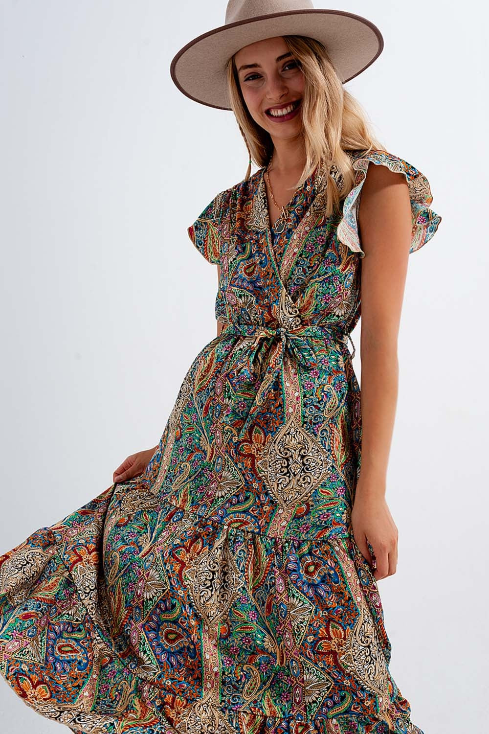 Vestido semi-longo com estampado de paisley e rufos na bainha em verde