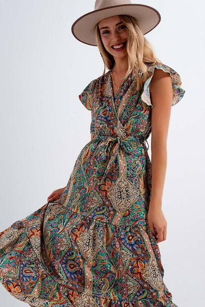 Vestido semi-longo com estampado de paisley e rufos na bainha em verde