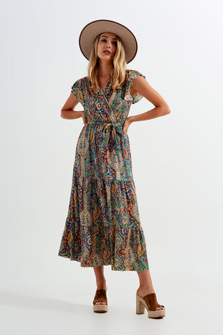 Vestido semi-longo com estampado de paisley e rufos na bainha em verde