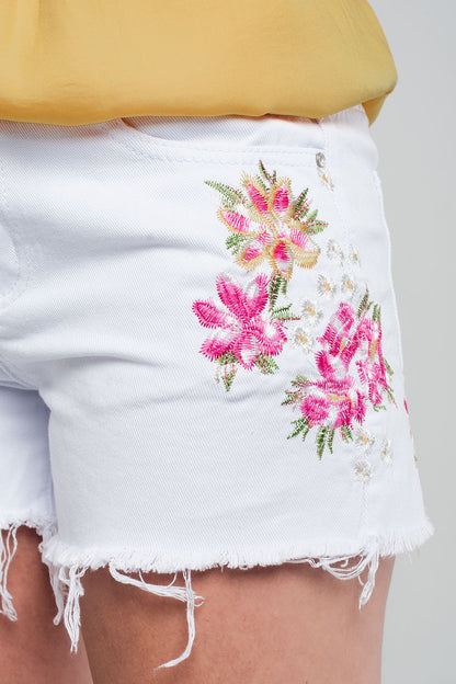 Shorts jeans branco com flores bordadas