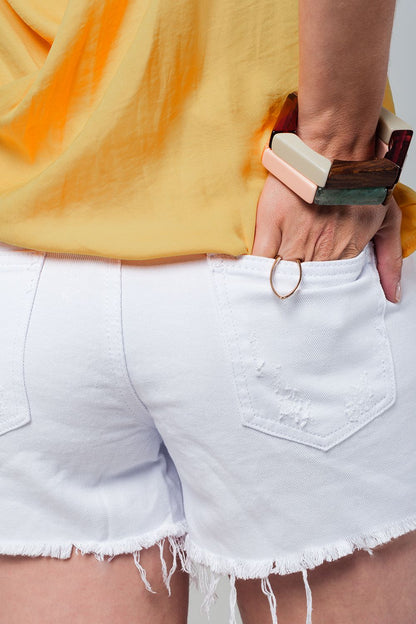 Shorts jeans branco com flores bordadas