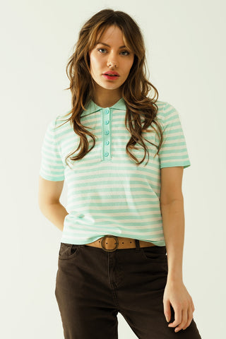 Camisa polo branca de manga curta com listras azul claro e detalhes de botões frontais