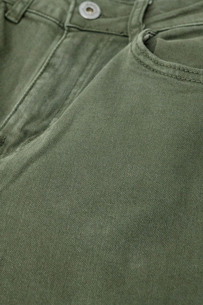 Calça verde militar de perna larga com estampa de oncinha na parte inferior