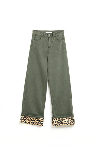 Calça verde militar de perna larga com estampa de oncinha na parte inferior