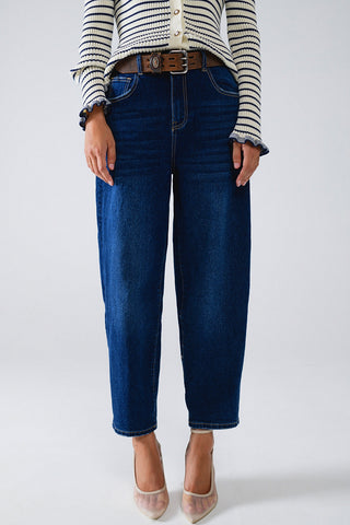 Calça jeans mom perna larga com lavagem média