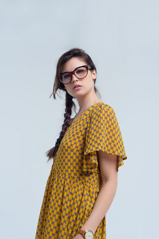 Vestido amarelo com voo e estampa geométrica